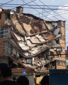 Collapsing building in Mexico after earthquake struck. Courtesy of: Creative Commons 