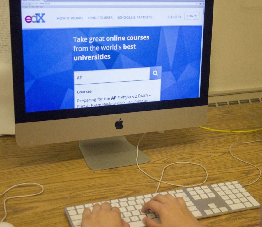 Free online AP classes offered to all students through nonprofit website