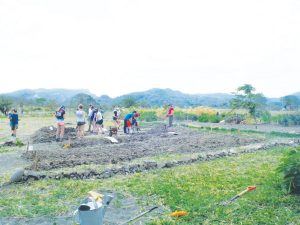 Students double-dig garden beds at Clinica Verde to plant future crops.