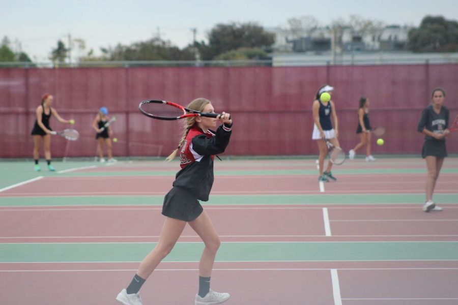 Girls varsity tennis sweeps MCAL semifinal