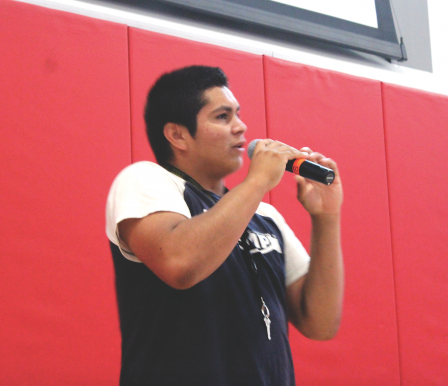 Samuel Chávez, un estudiante en su último año, da una presentación sobre sus experiencias durante la Semana de Fiestas.