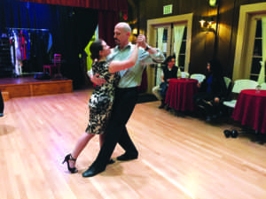 SOPHOMORE MADSEN SPARLER presenta el tango argentino con su compañero. Sparler baile en un clase de adultos mayores que ella por más de treinta años. 