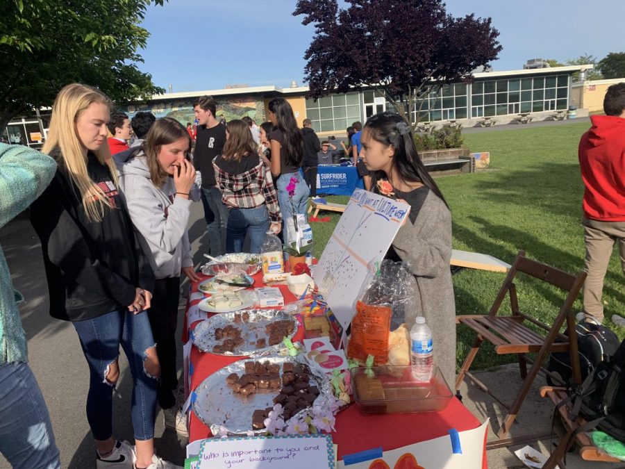 Spending time at the Food Truck Friday event organized by Link Crew, students interact at various tables set up around the South Lawn.
