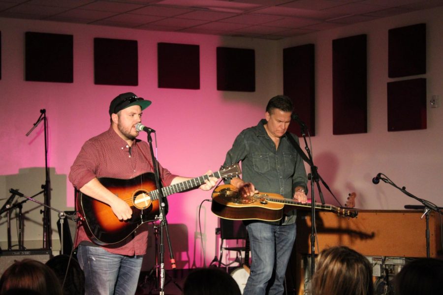 Grammy nominees Rob Ickes and Trey Hensley perform for Redwood students
