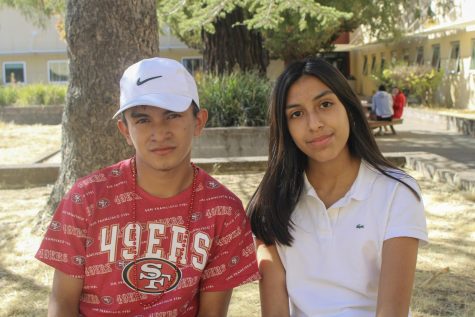 Adriana Trigueros Reyes (a la derecha) y Yarhed Alonzo Lopez (a la izquierda) son estudiantes de Redwood a quienes les encantan cantar.