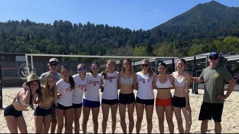 Finishing the day strong, the beach volleyball team comes together for a team picture (Photo courtesy of the Redwoodbeachvball instagram account