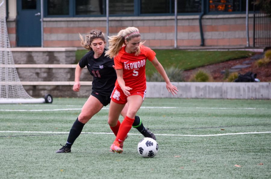 Junior Caroline O’Donnell dodges her defender and looks toward the goal. 