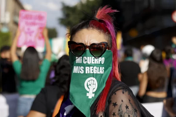 Durante una demonstracion del Día de la Despenalización del aborto en la Ciudad de México, una mujer lleva un pañuelo demostrando su opinión y apoyo. (Foto cortesía de Alexa Herrera) 
