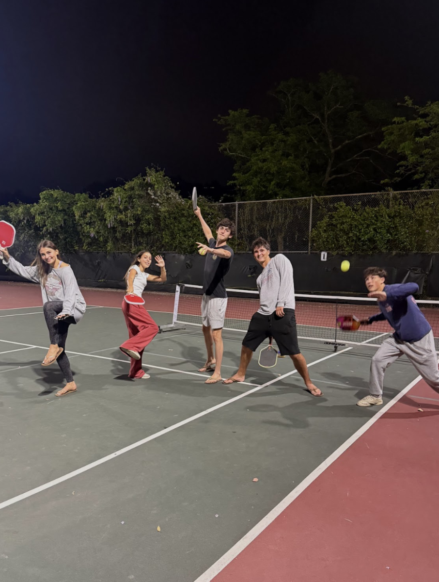  Seniors Genevieve Walravens, Ofelia Huneeus, Gray Shaffer, Leland McLaughlin and Zachary Zampa (left to right) gather to play pickleball. (Photo courtesy of Ofelia Hueneus)
